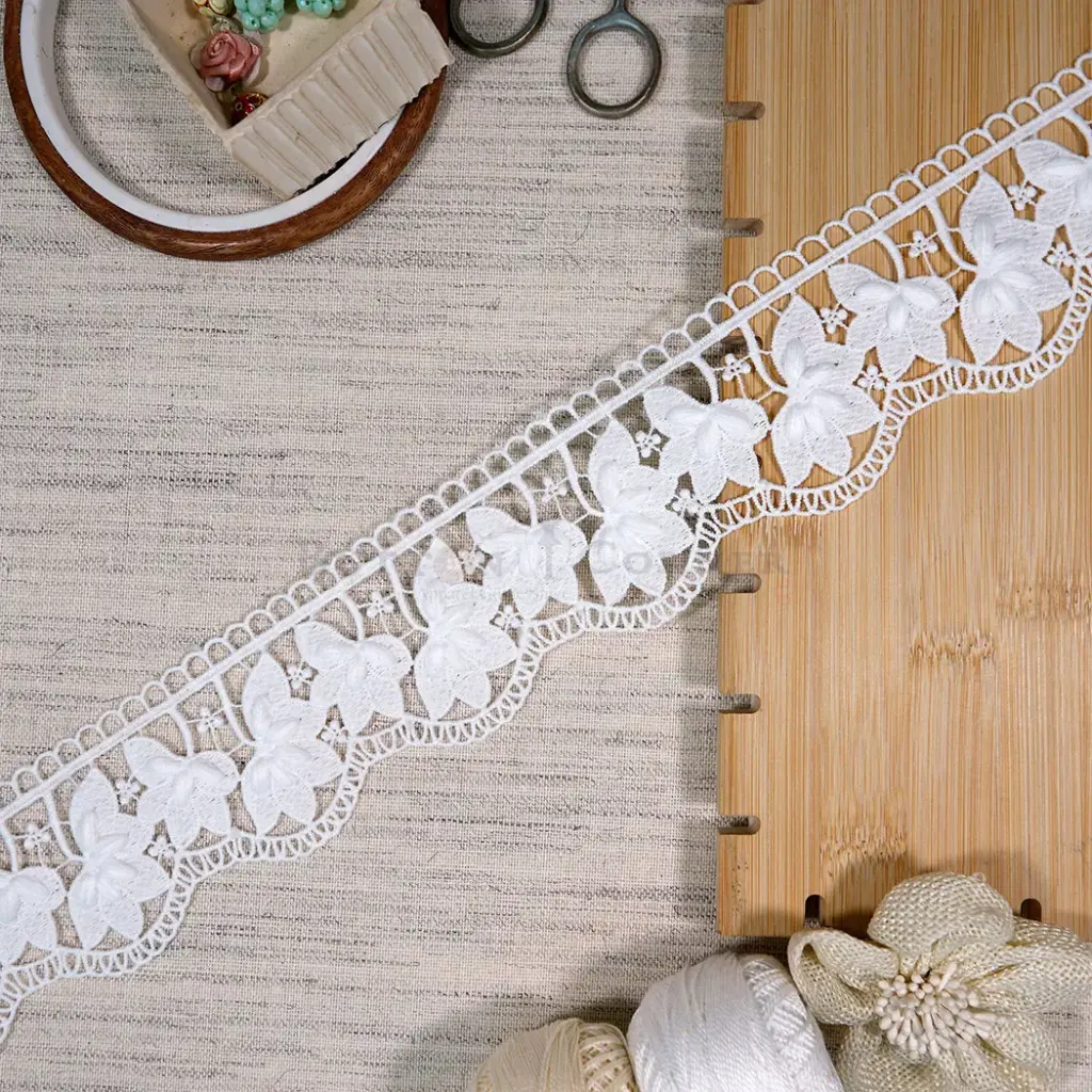 Classic Floret Design Shuttle Lace