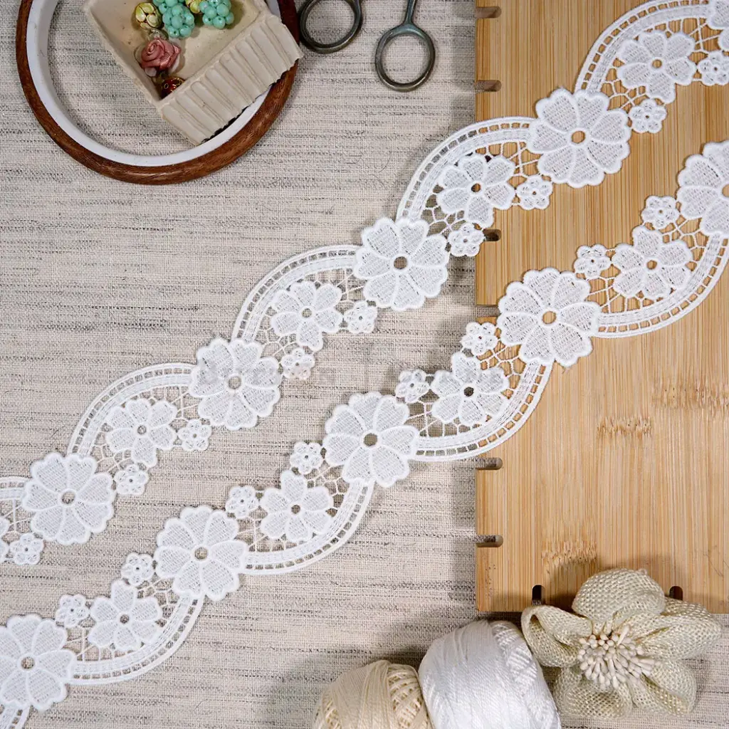 Eight-Petal Flower Shuttle Lace with Openwork Pattern