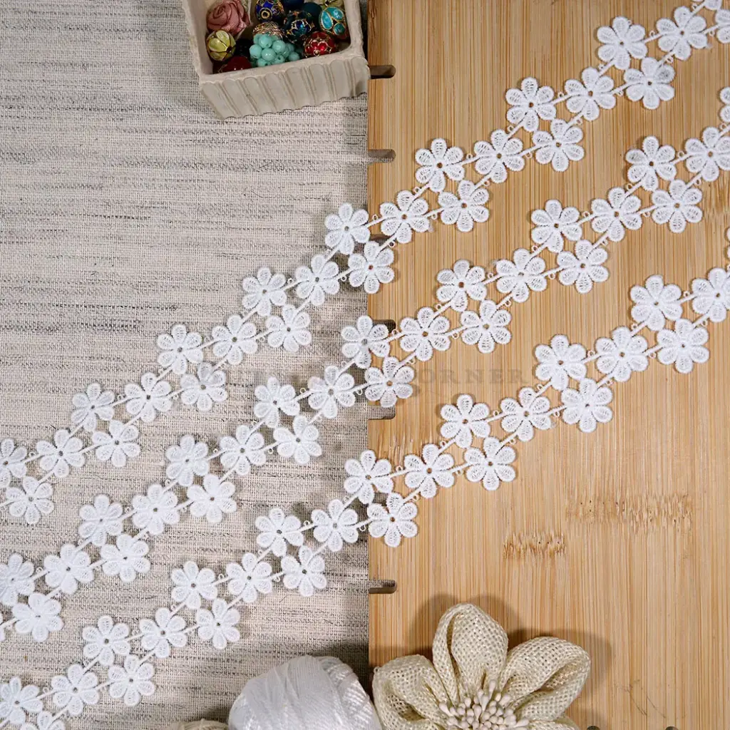 Repeating Daisy Floral Pattern Shuttle Lace