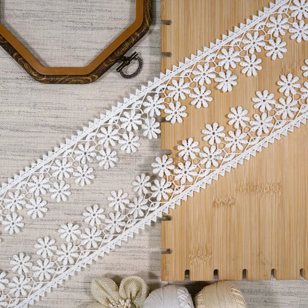 One Side Border Geometric Floral Pattern Shuttle Lace