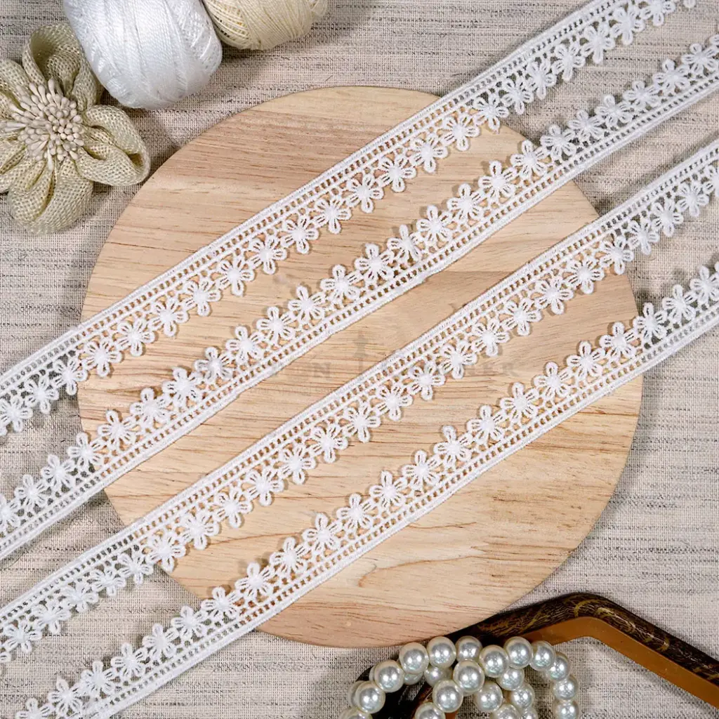 One Side Border Floral Pattern Shuttle Lace