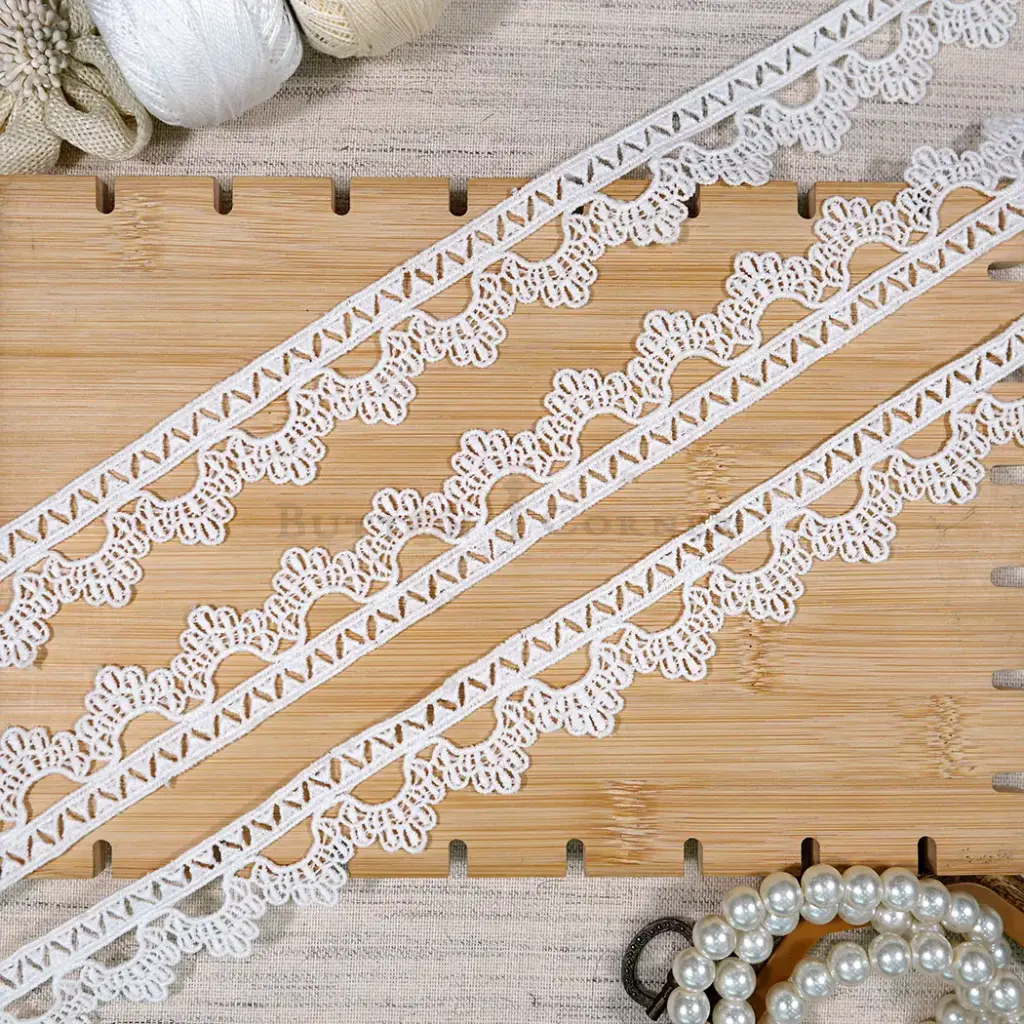 One Side Border Scallop Edge Shuttle Lace