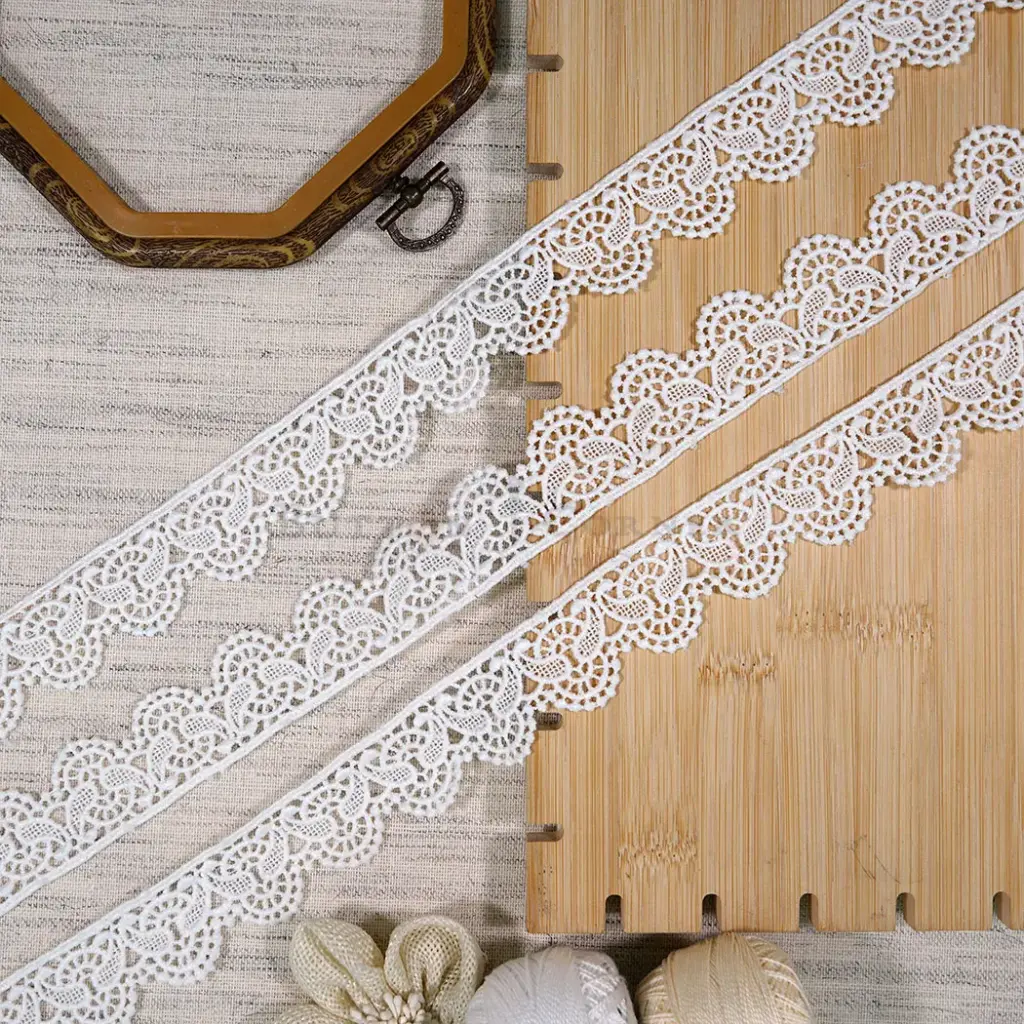 One Side Border Shuttle Lace