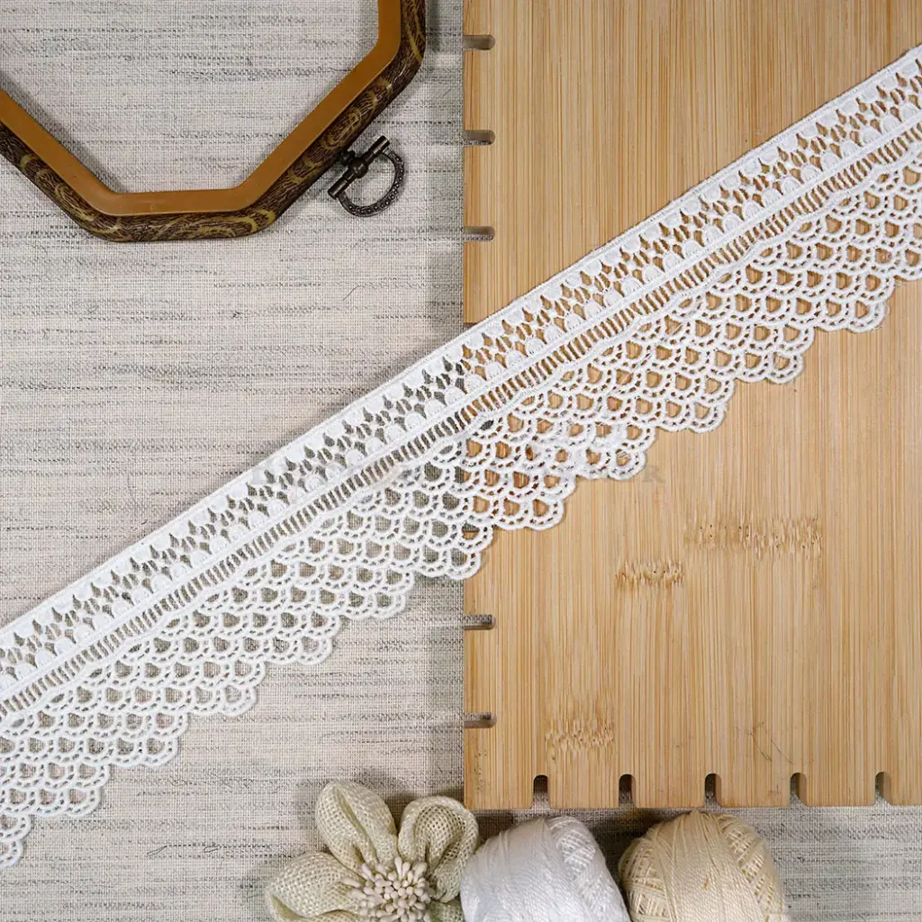 One Side Border Shuttle Lace