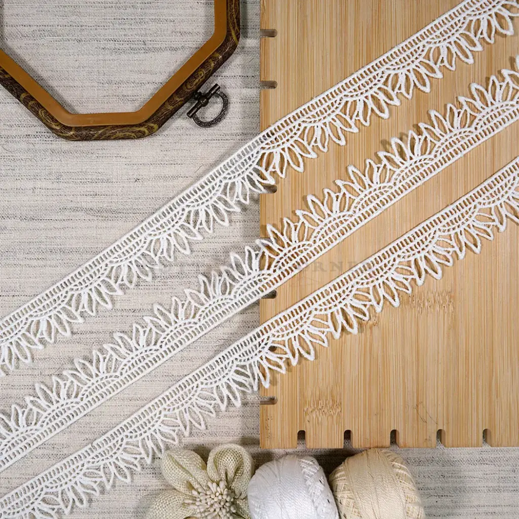 One Side Border Shuttle Lace