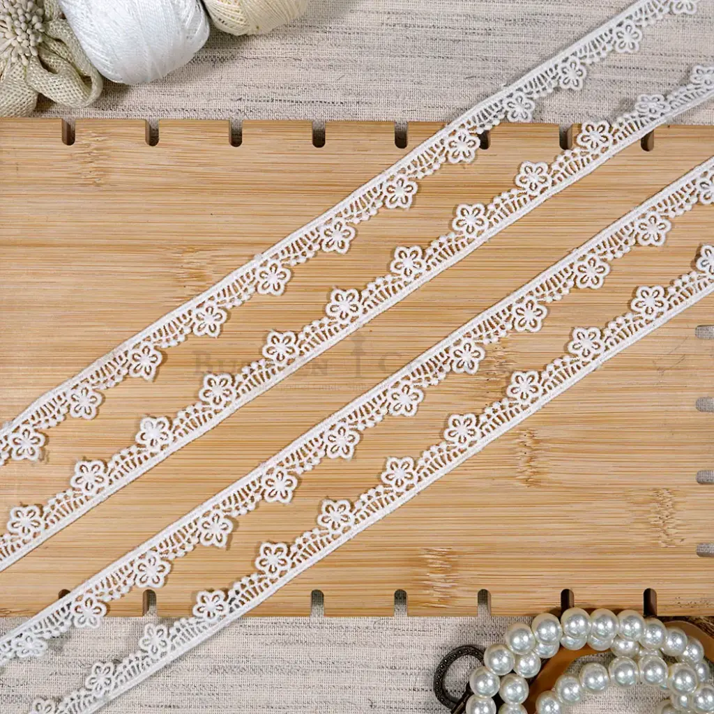 One Side Border Shuttle Lace