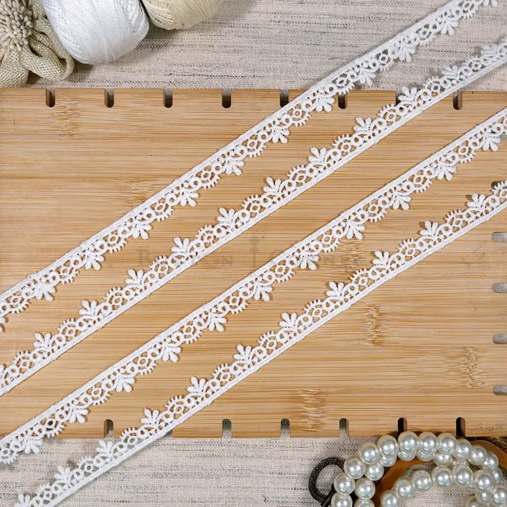 One Side Border Shuttle Lace