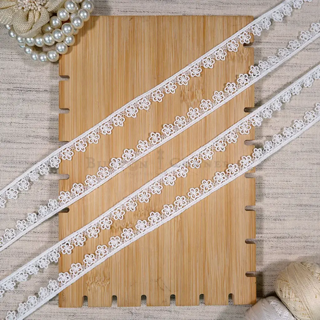 One Side Border Shuttle Lace