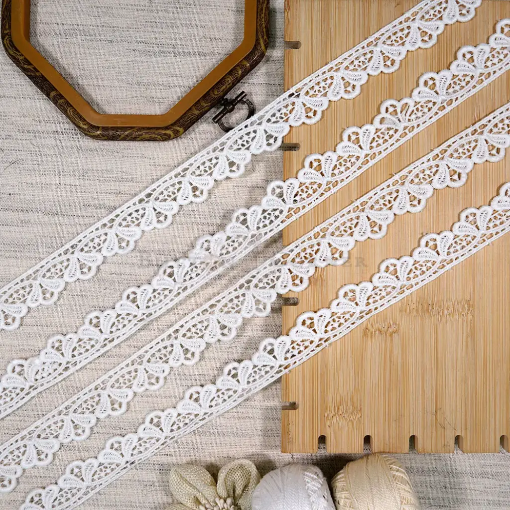 One Side Border Shuttle Lace