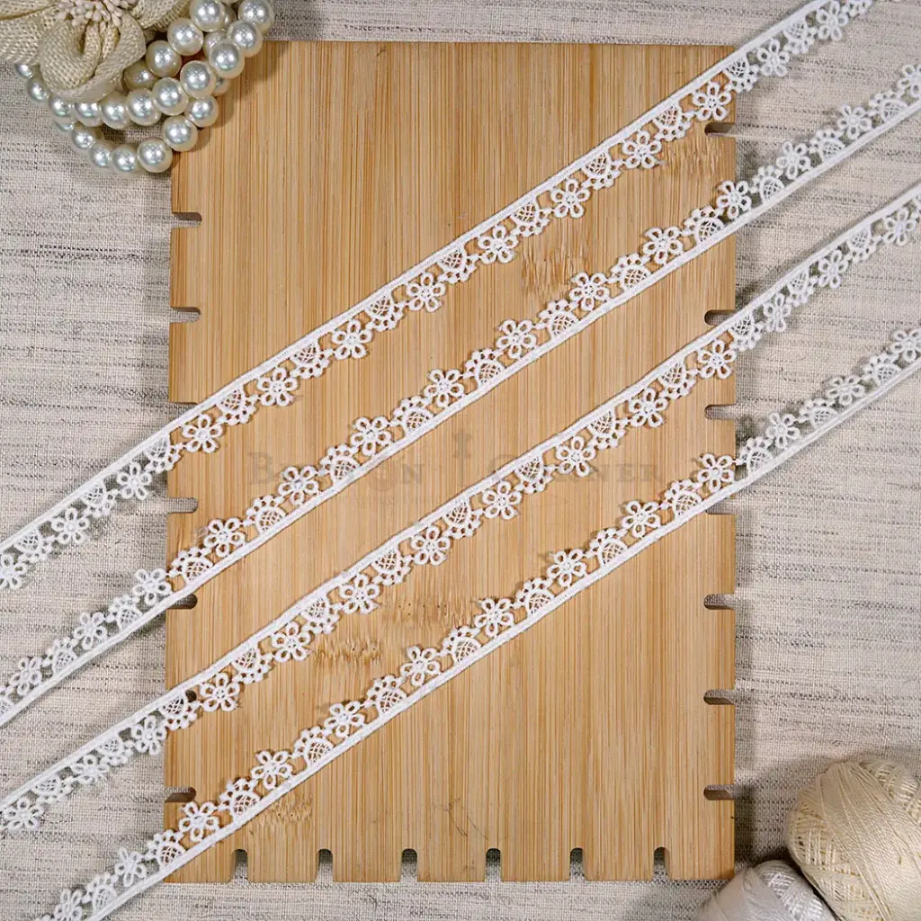 One Side Border Shuttle Lace