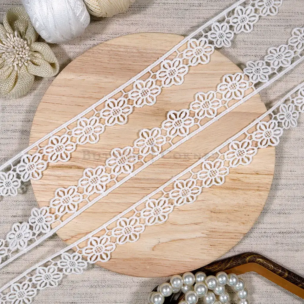 One Side Border Shuttle Lace