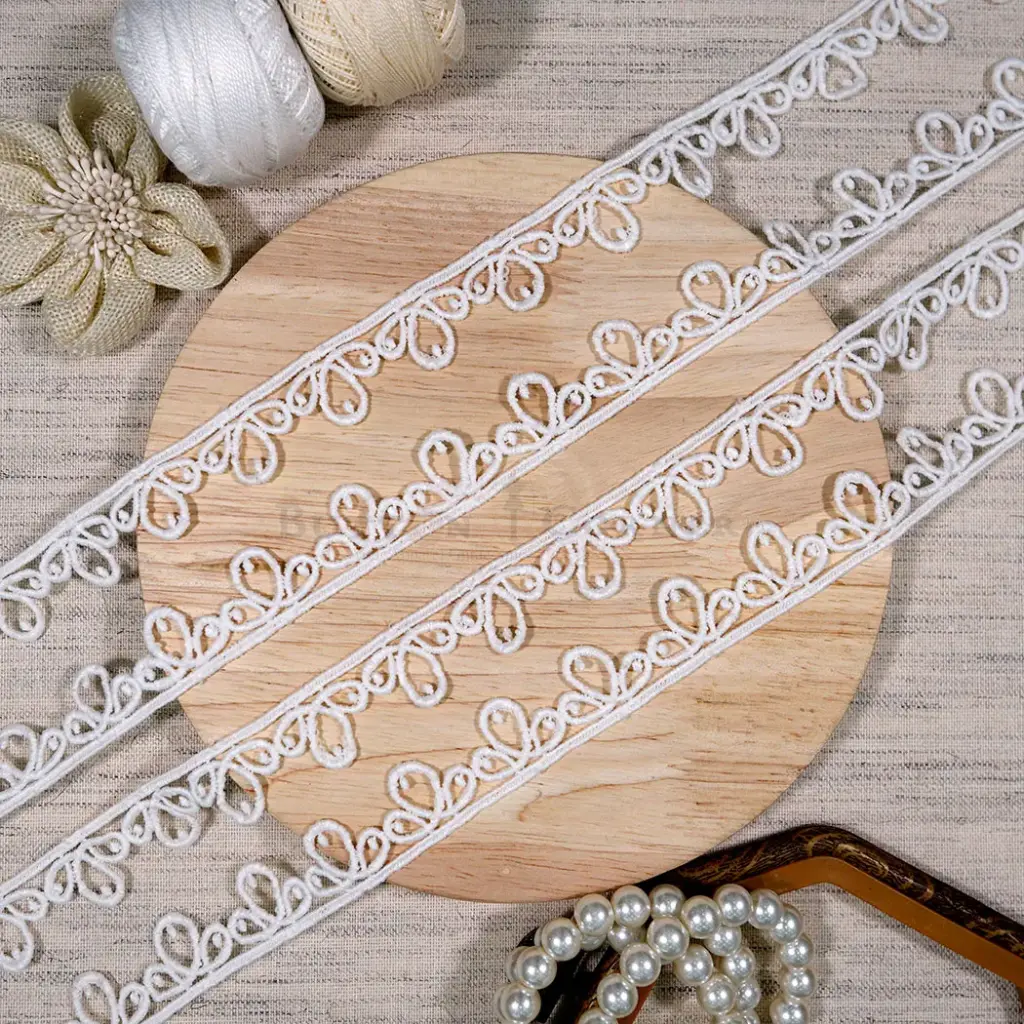 One Side Border Shuttle Lace