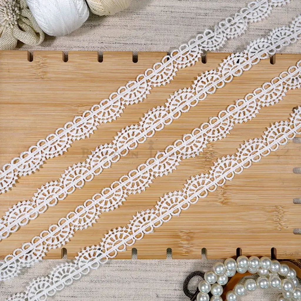 One Side Border Shuttle Lace