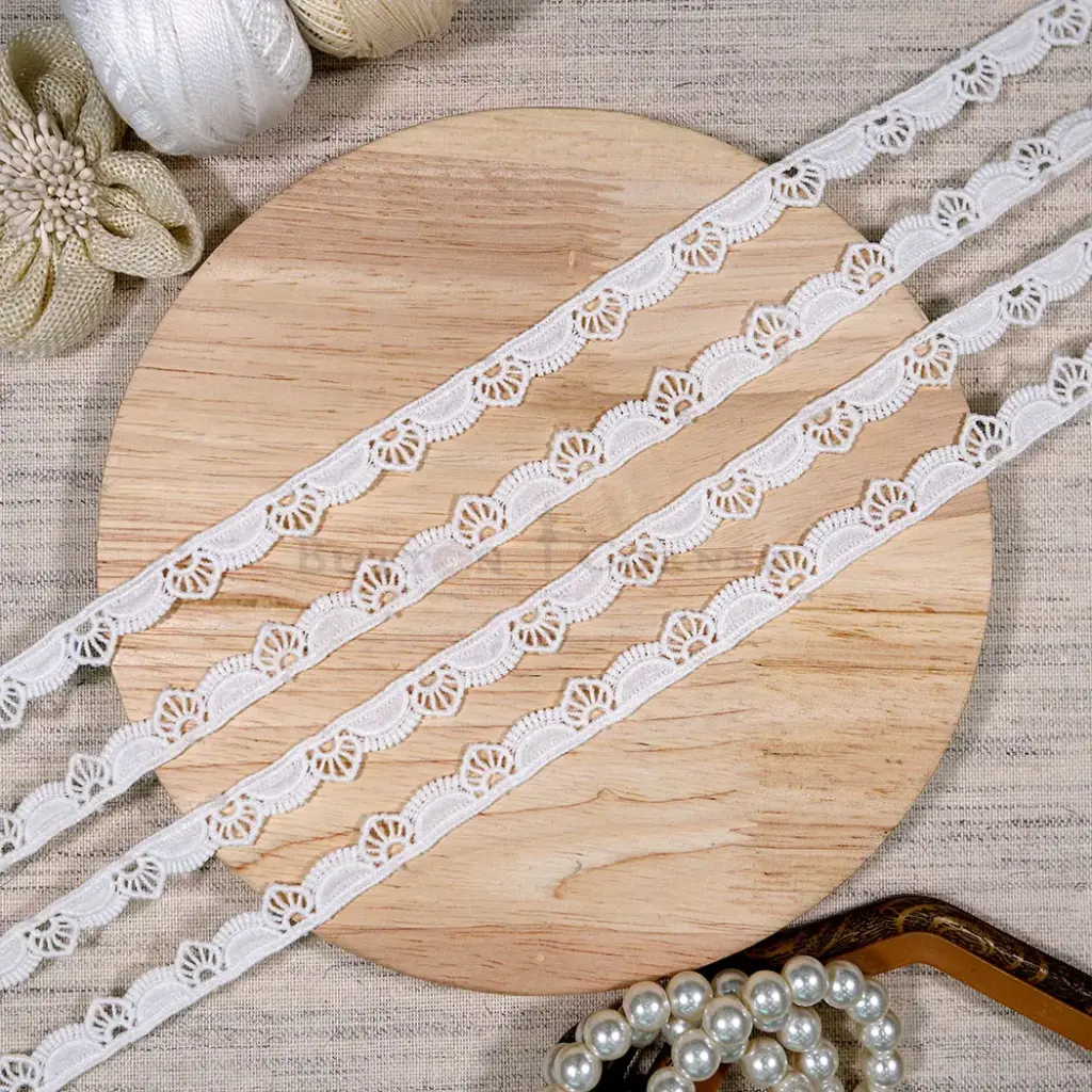 One Side Border Shuttle Lace