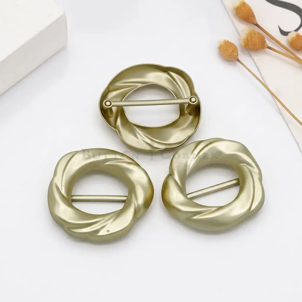 Twisted Wreath Design Minimalist Scarf Buckle