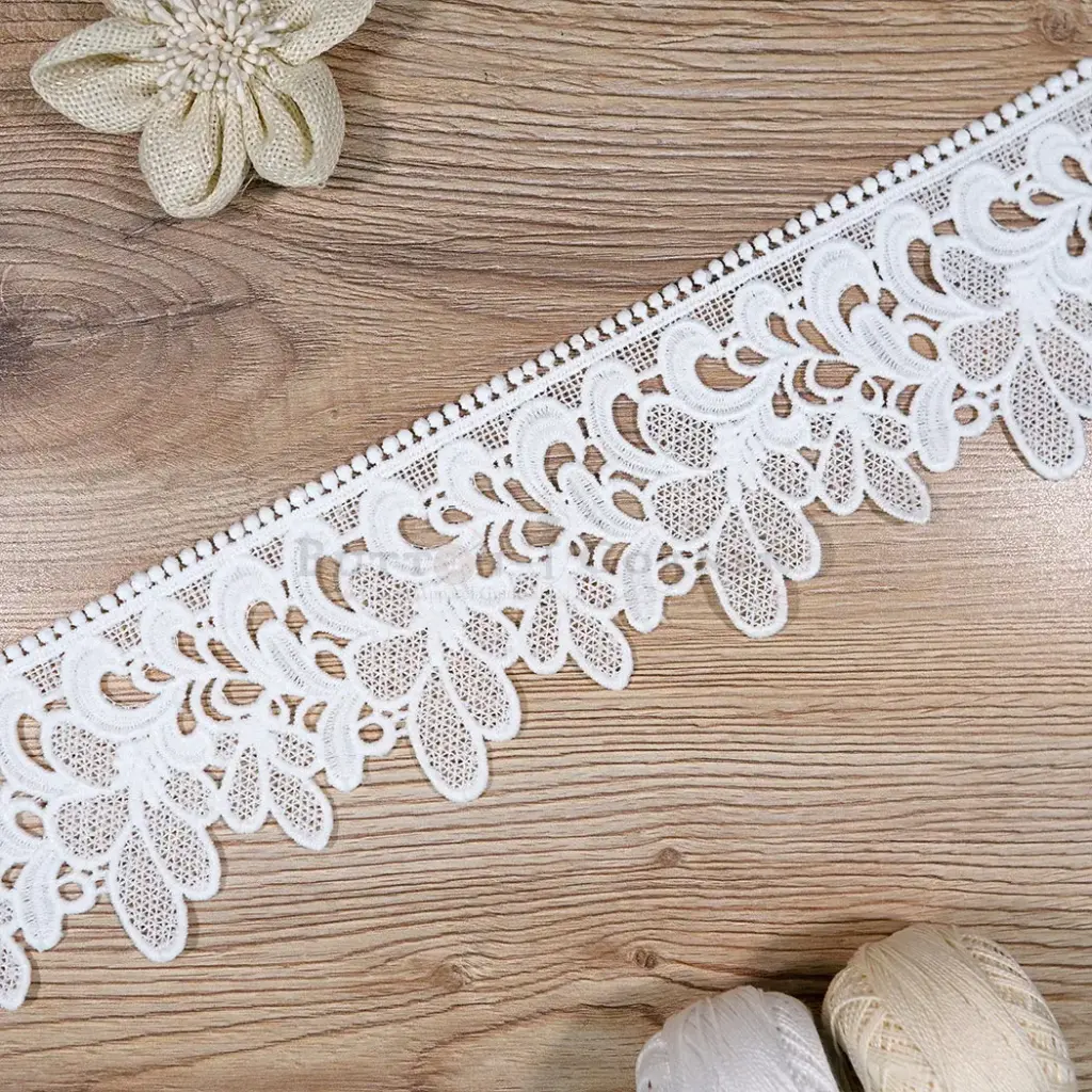 Geometric Scallop Edge Shuttle Lace