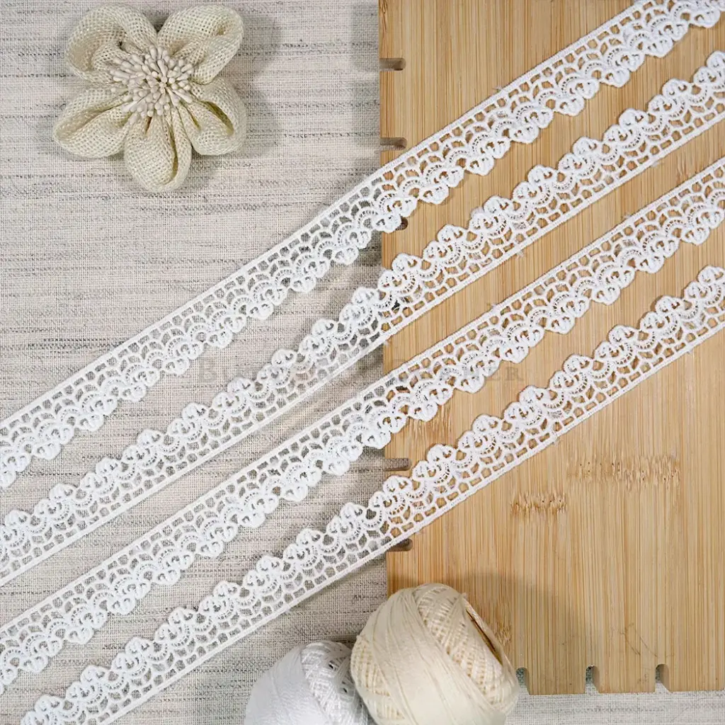 One Side Border Shuttle Lace