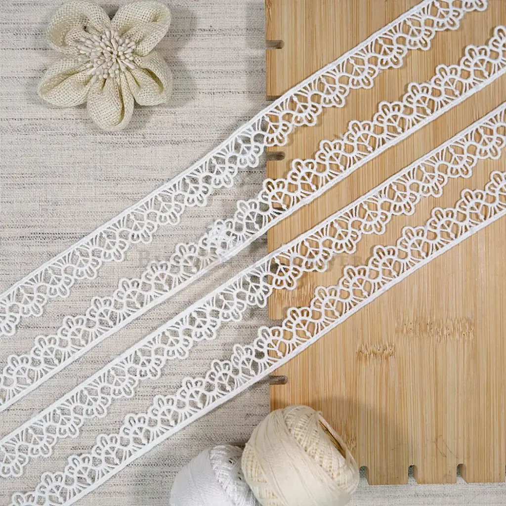 One Side Border Floral Pattern Shuttle Lace