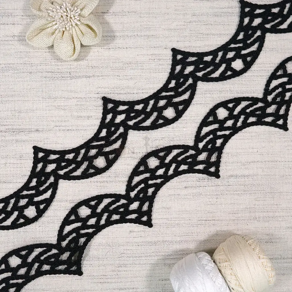 Wave Scallop Edge Shuttle Lace