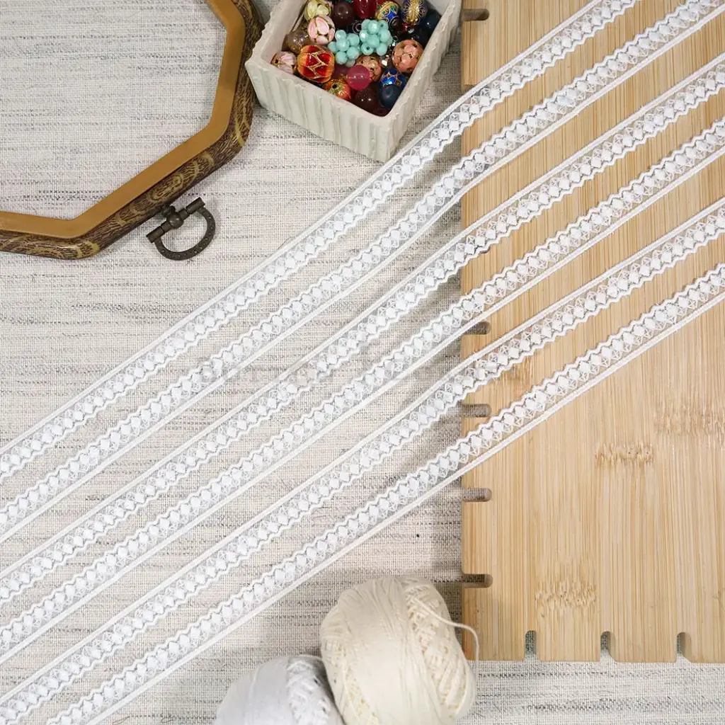 One Side Border Shuttle Lace with Waving Edge and Centre Design
