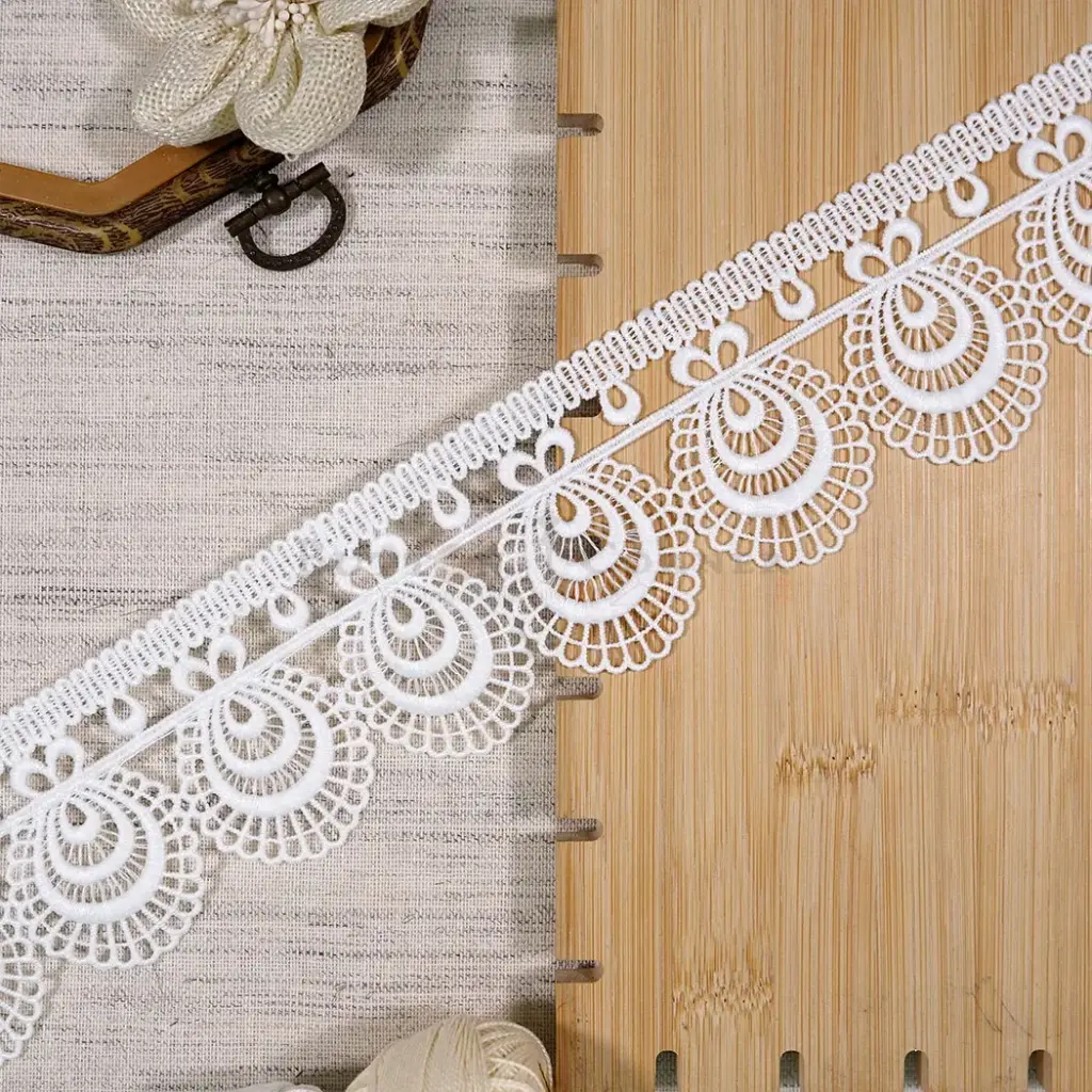 Scallop Edge with Geometric Side Border Shuttle Lace