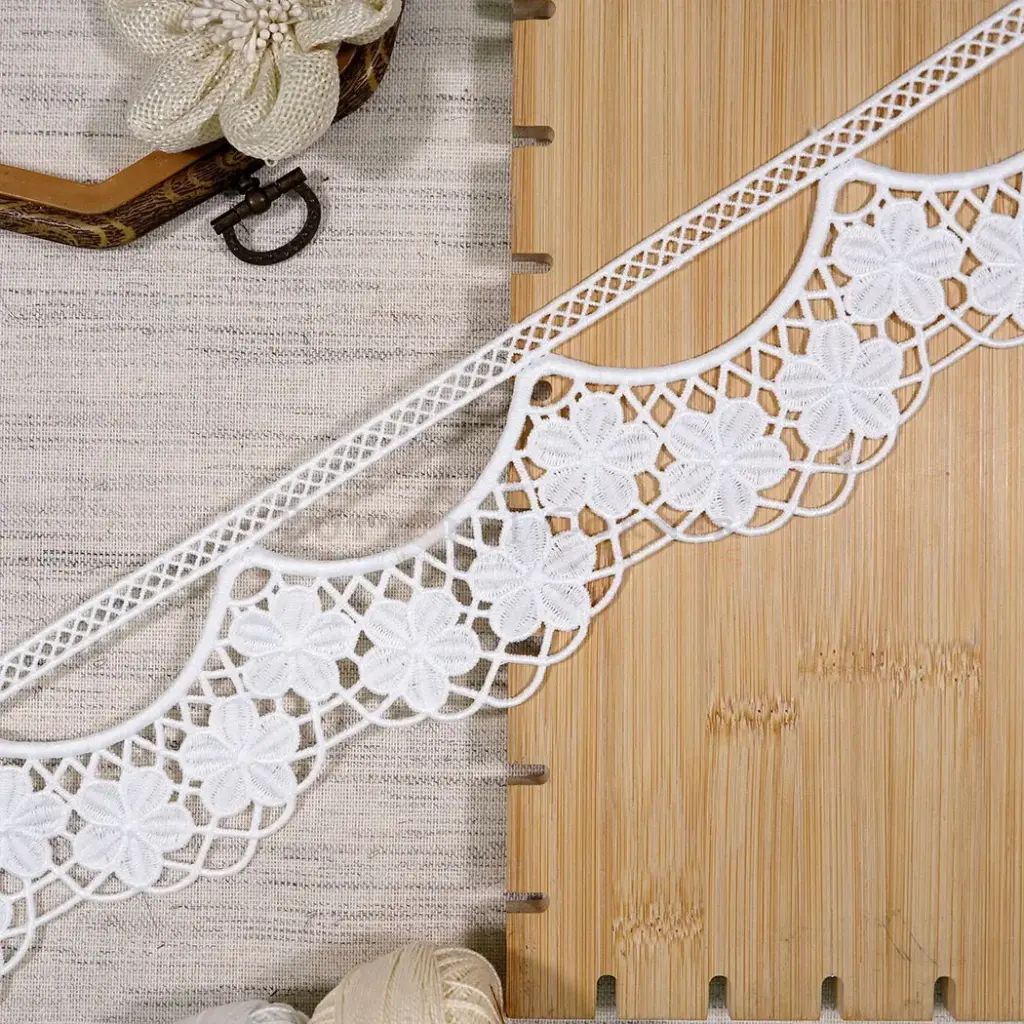 Floral Scallop Edge Shuttle Lace with Side Border