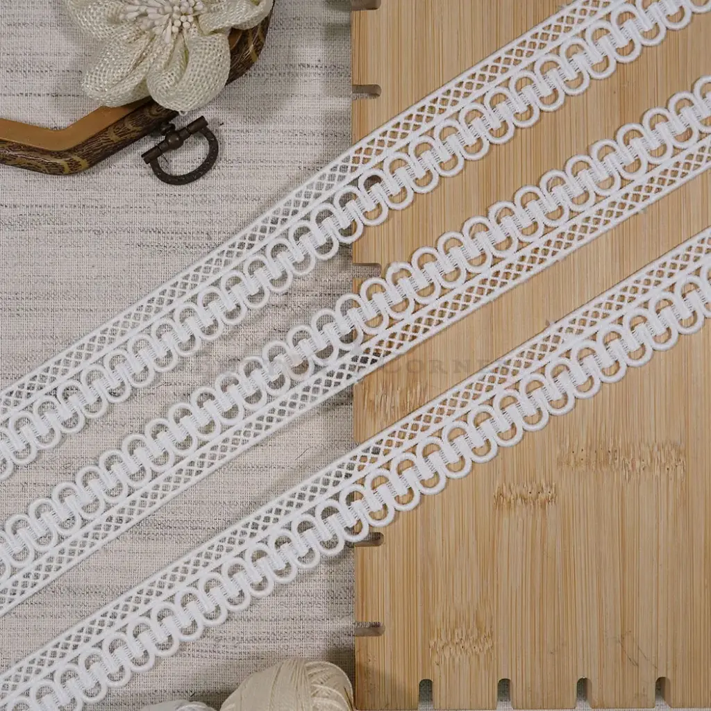 One Side Border Geometric Design Shuttle Lace