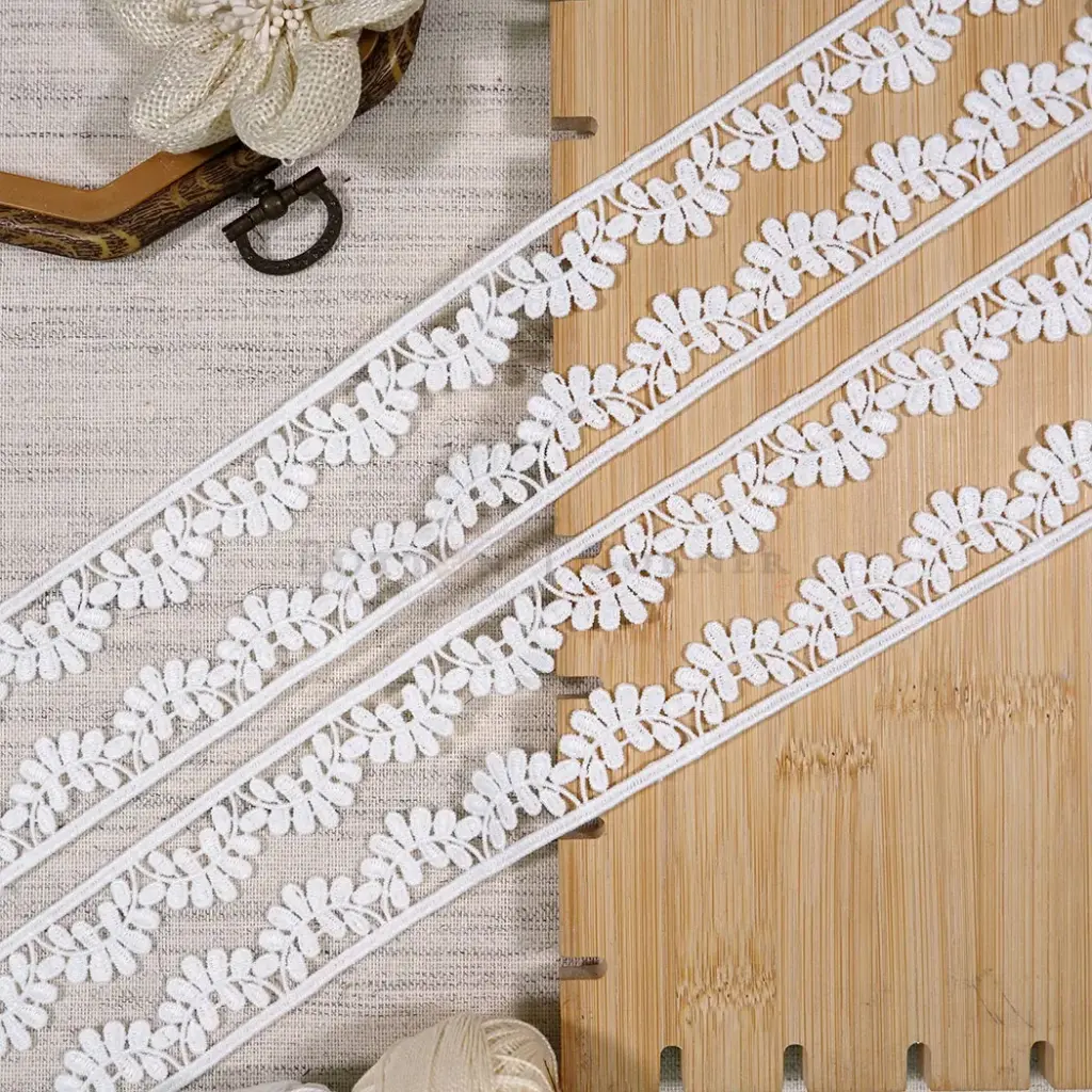 Decorative Leaf Pattern Shuttle Lace