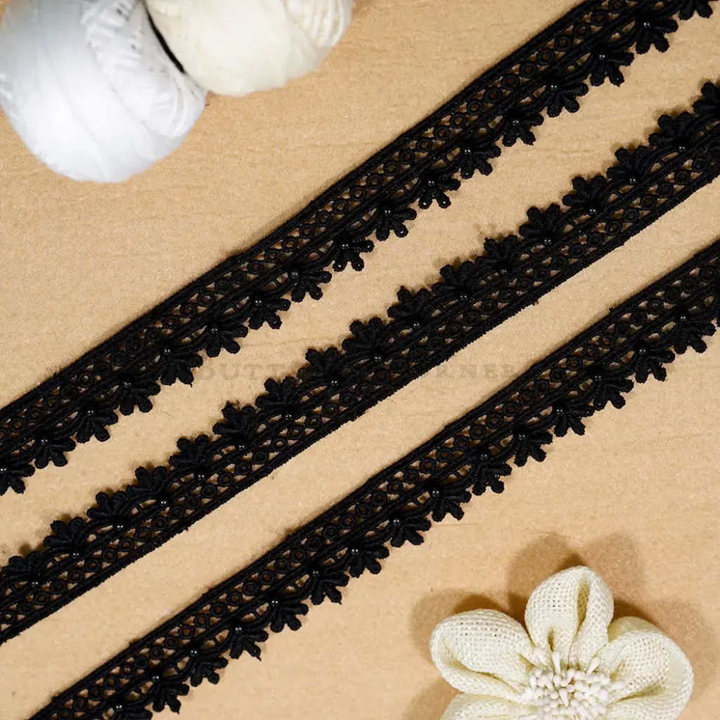 Floral Edge Pattern Border Shuttle Lace In Pearl 