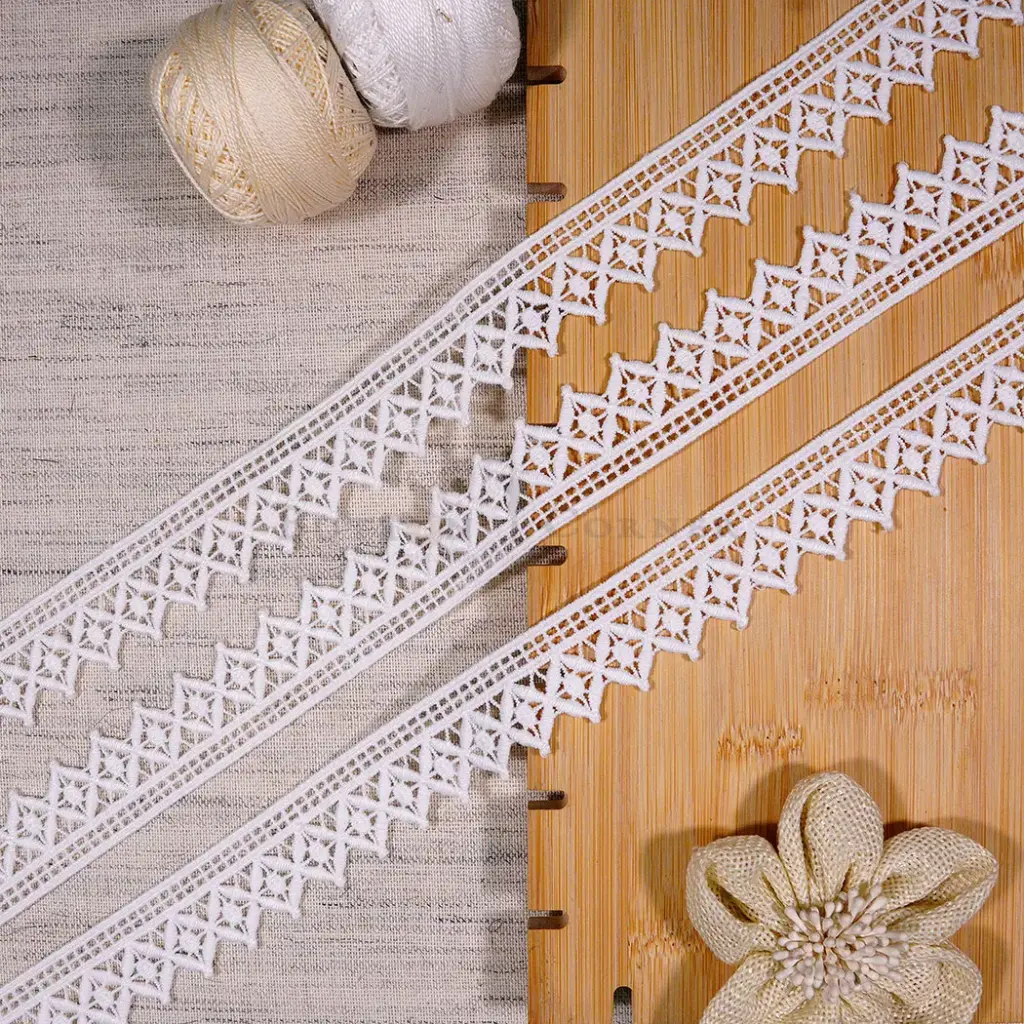 Geometric Scallop Edge Shuttle Lace