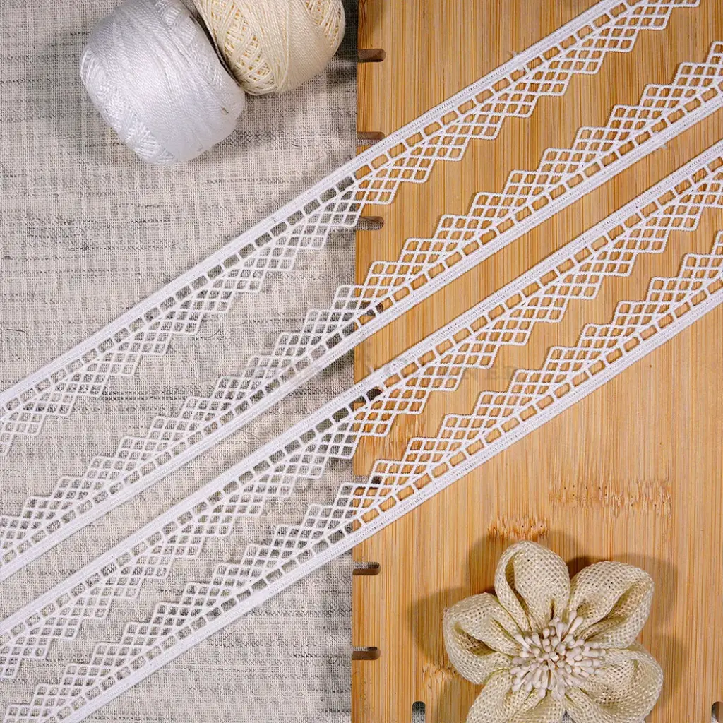 Geometric Scallop Edge Side Border Shuttle Lace