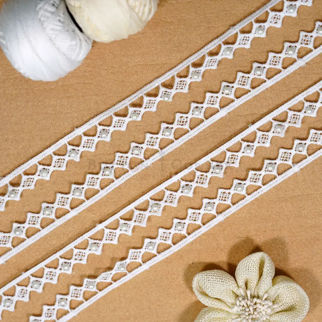 One Side Border Shuttle Lace with Pearl