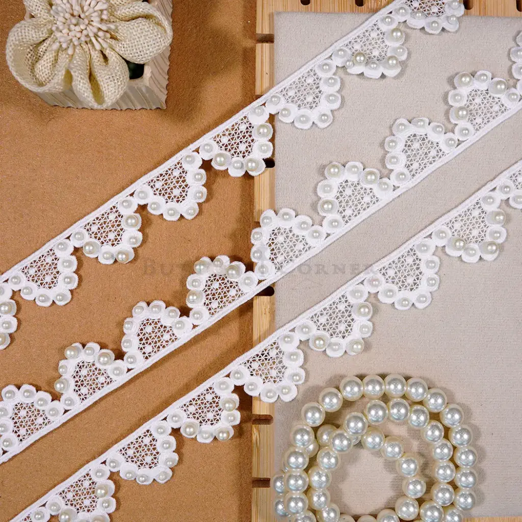 Scalloped Edge Centre Accent Shuttle Lace with Pearl