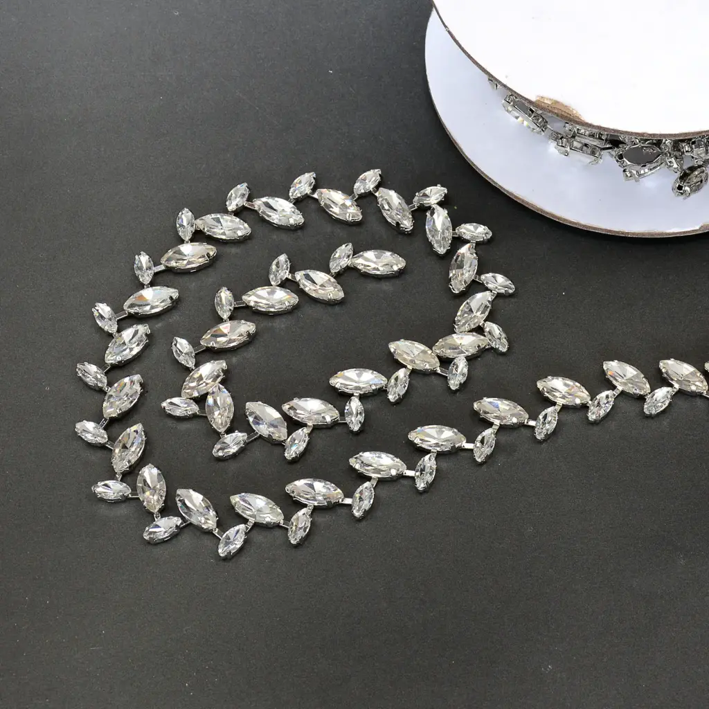 Nontoxic White Horse Eye Shape Rhinestone Embellishment Fancy Metal Chain