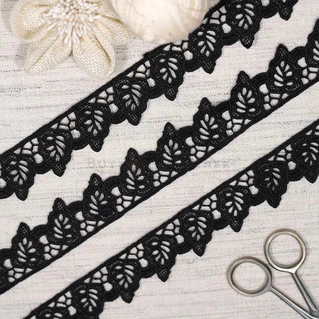 Side Border Leaf Pattern Shuttle Lace