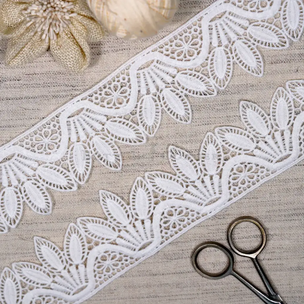Leaf Edge Side Border Shuttle Lace