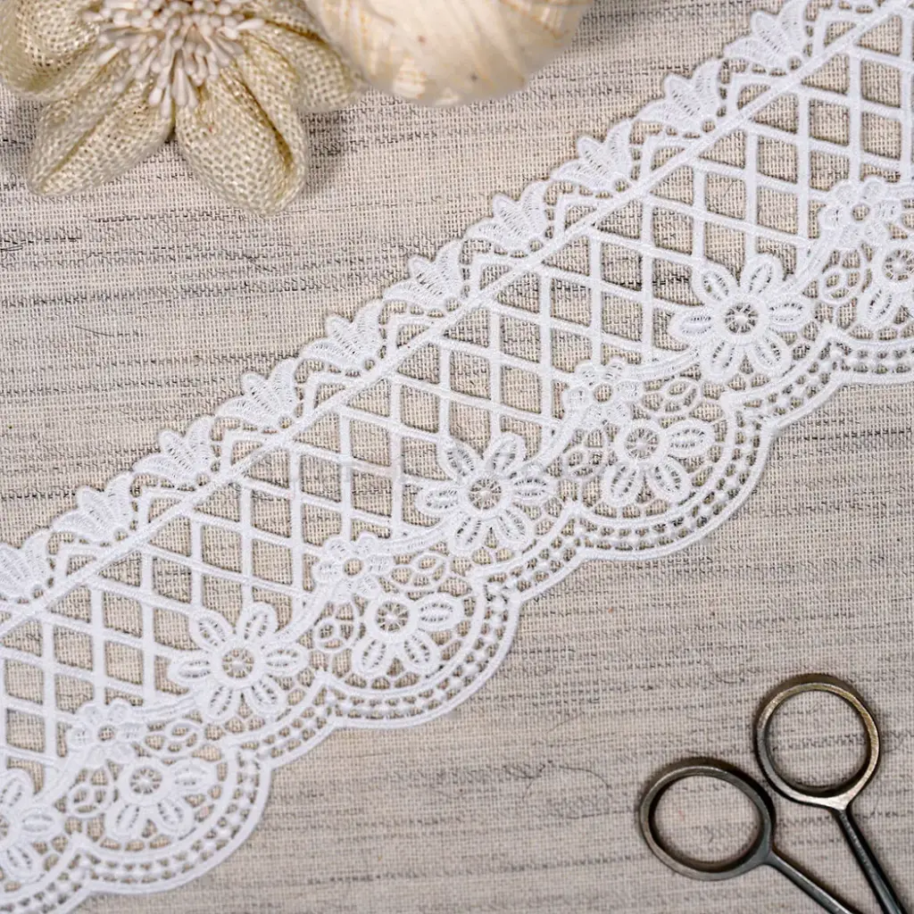 Geometric Design Scallop Border Shuttle Lace