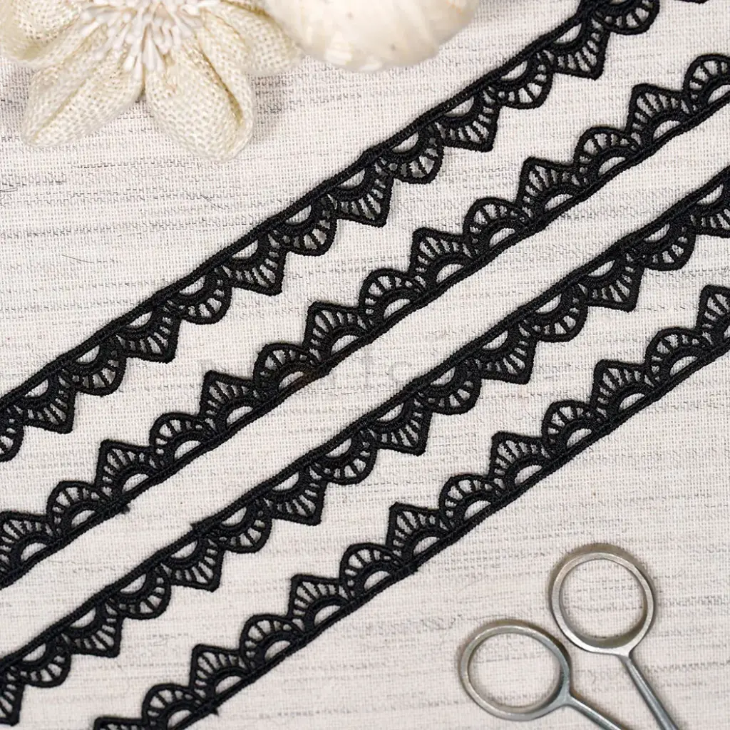 One Side Border with Scallop Edge Shuttle Lace