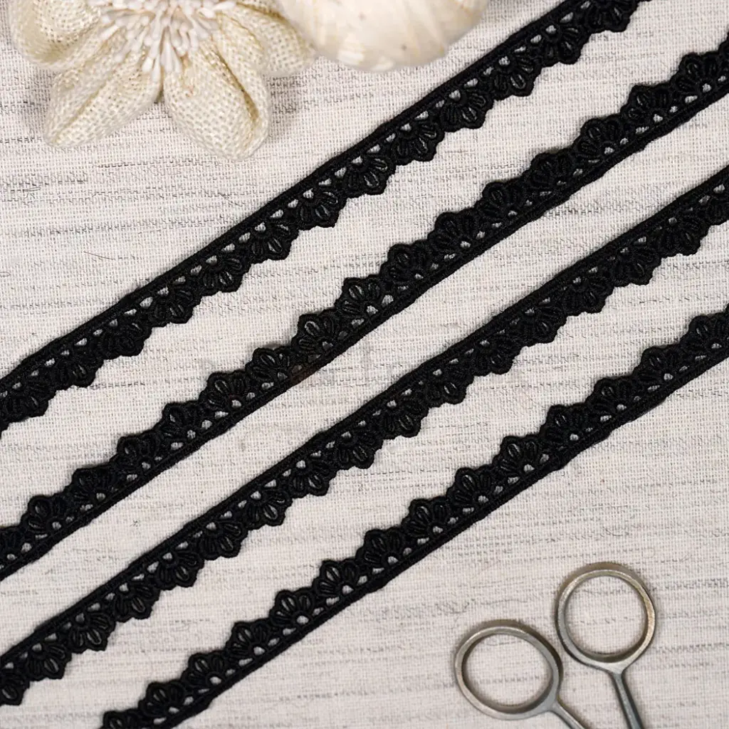 One Side Border Shuttle Lace