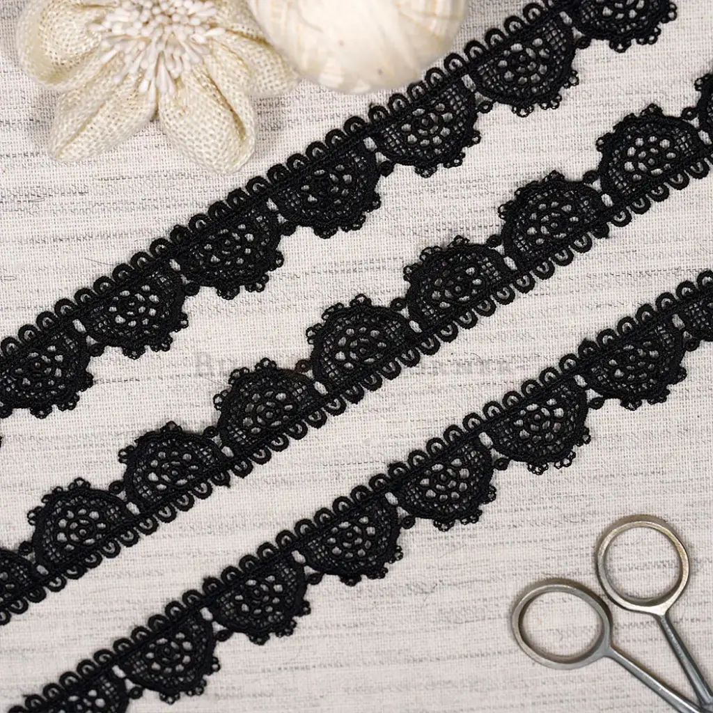 Scallop Edge Side Border Shuttle Lace