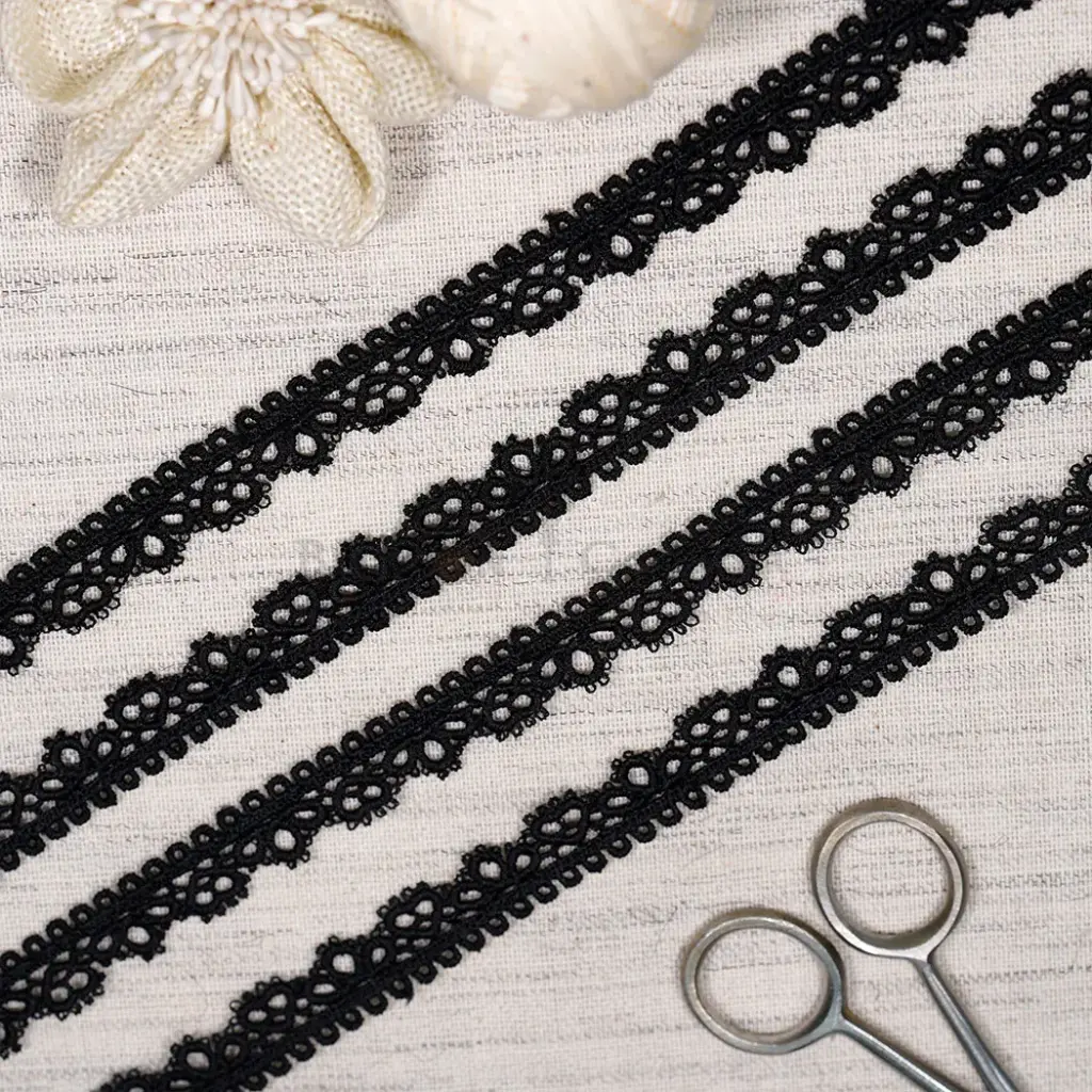 Geometric Floral Design Side Border Shuttle Lace