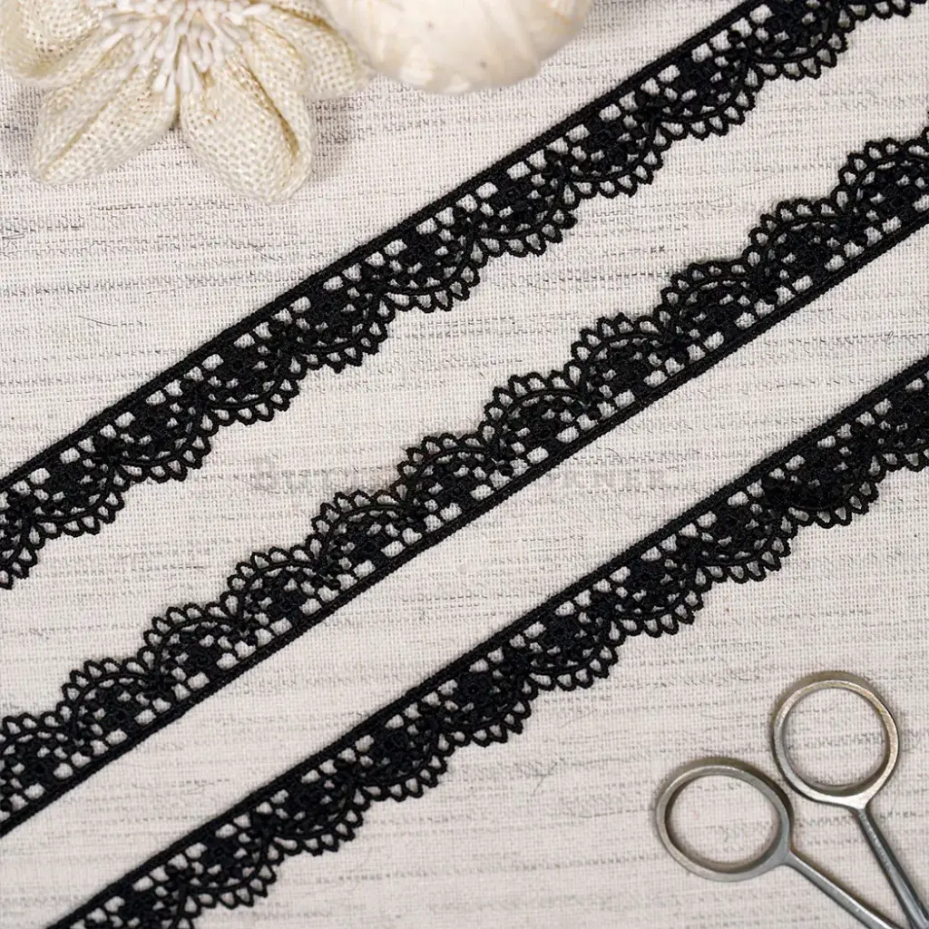 One Side Border Shuttle Lace