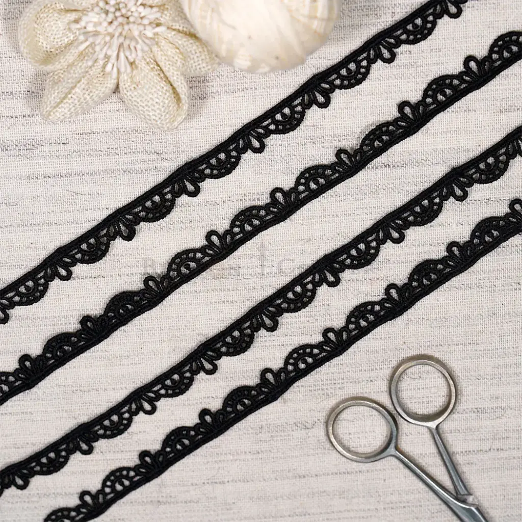 One Side Border Scallop Edge Shuttle Lace
