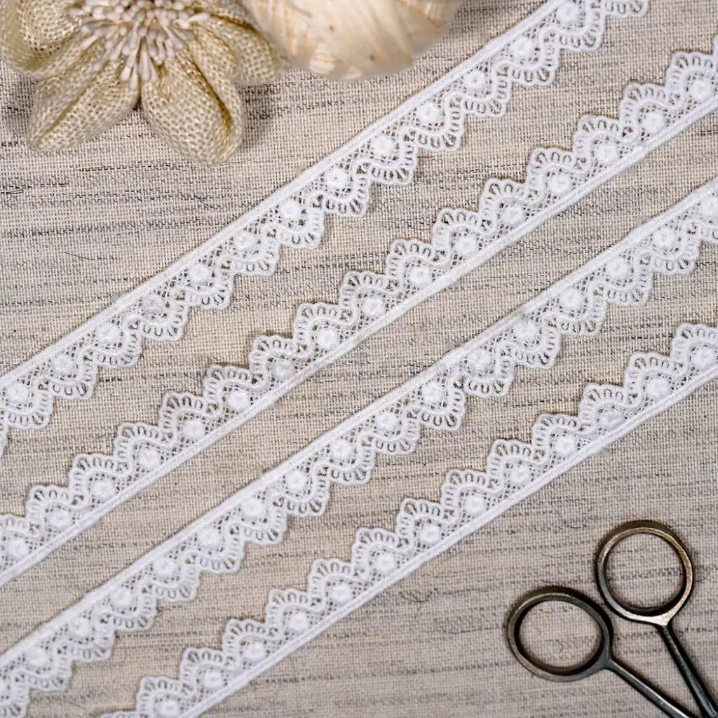 Scallop Edge Side Border Shuttle Lace