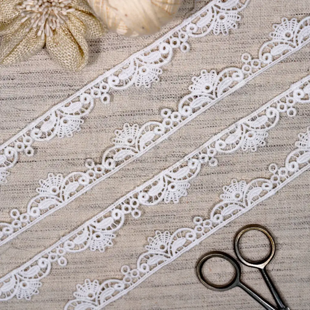 Geometric Pattern Side Border Shuttle Lace