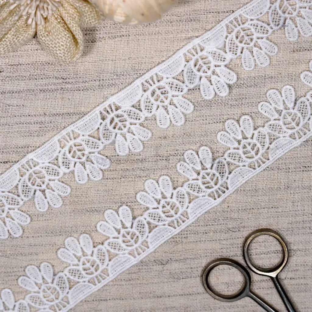 One Side Border Scallop Edge Shuttle Lace