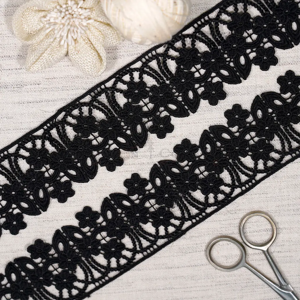 Geometric Floral Design Side Border Shuttle Lace