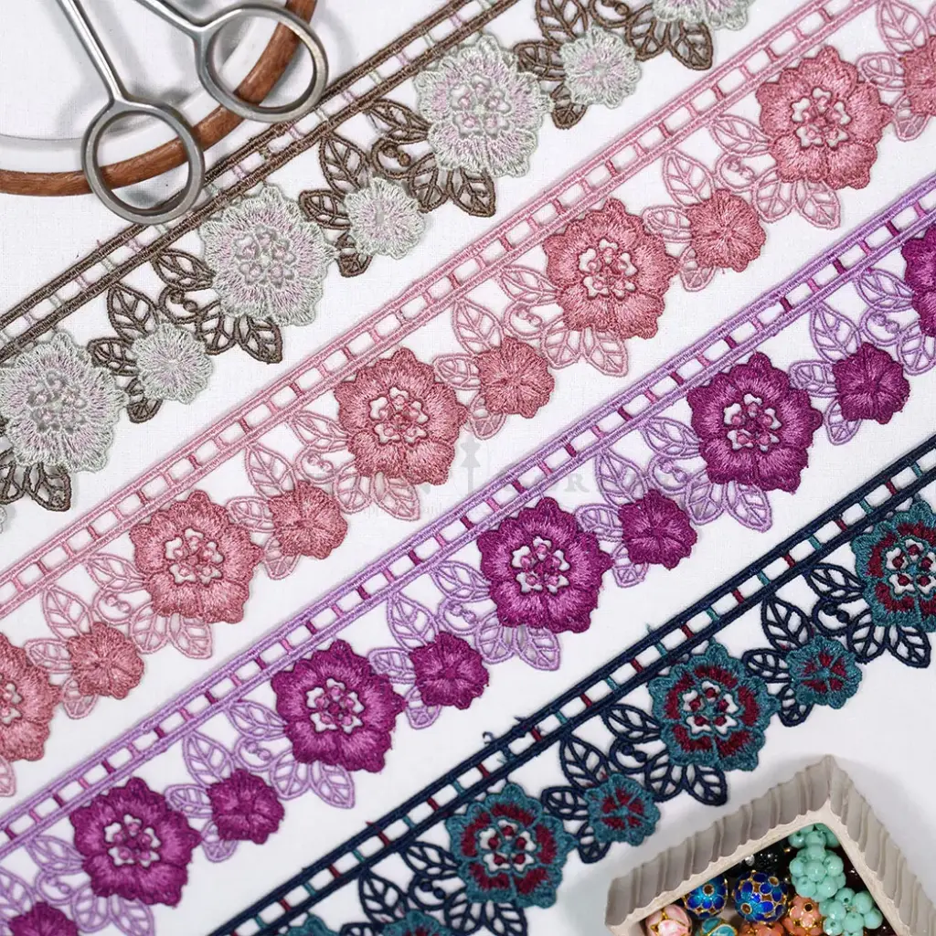 Shuttle Lace In Colour