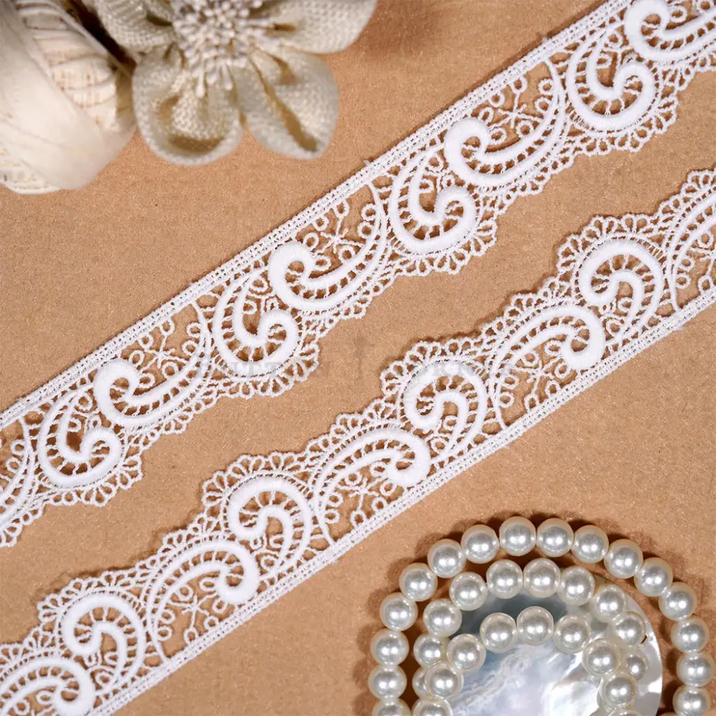 Geometric Design Scallop Edge Shuttle Lace