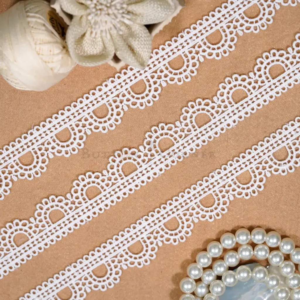 Side Border with Scallop Edge Shuttle Lace